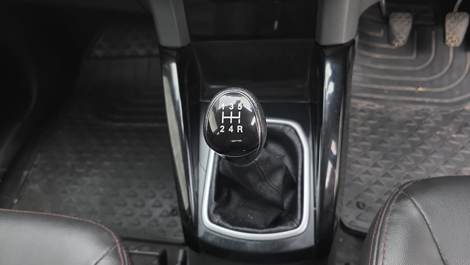 Used 2017 Ford EcoSport Titanium 1.5L TDCi Diesel Manual interior GEAR  KNOB VIEW