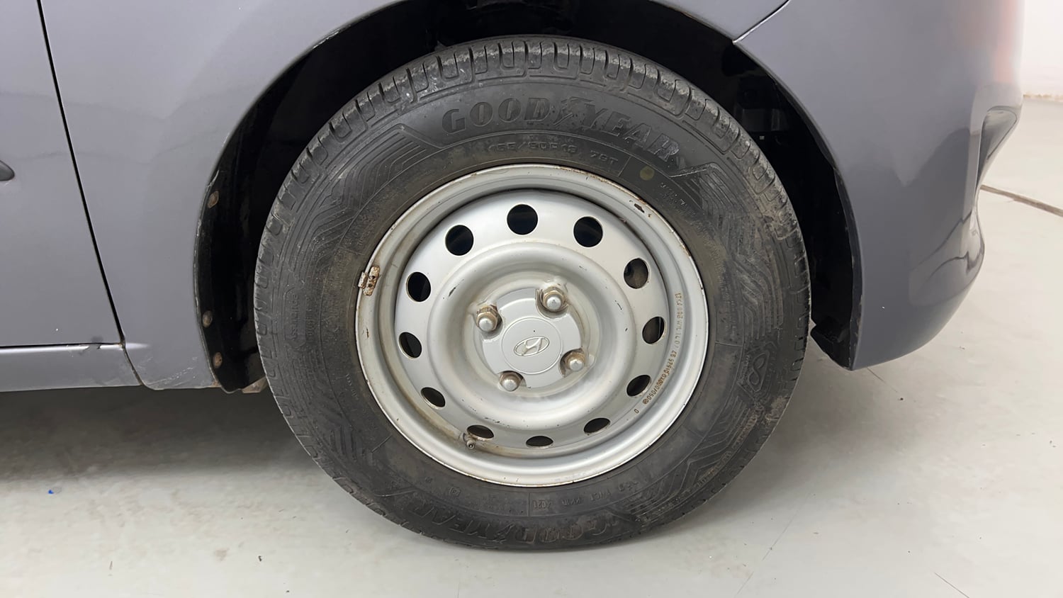 Used 2015 Hyundai i10 Magna 1.1 iRDE2 Petrol Manual tyres RIGHT FRONT TYRE RIM VIEW