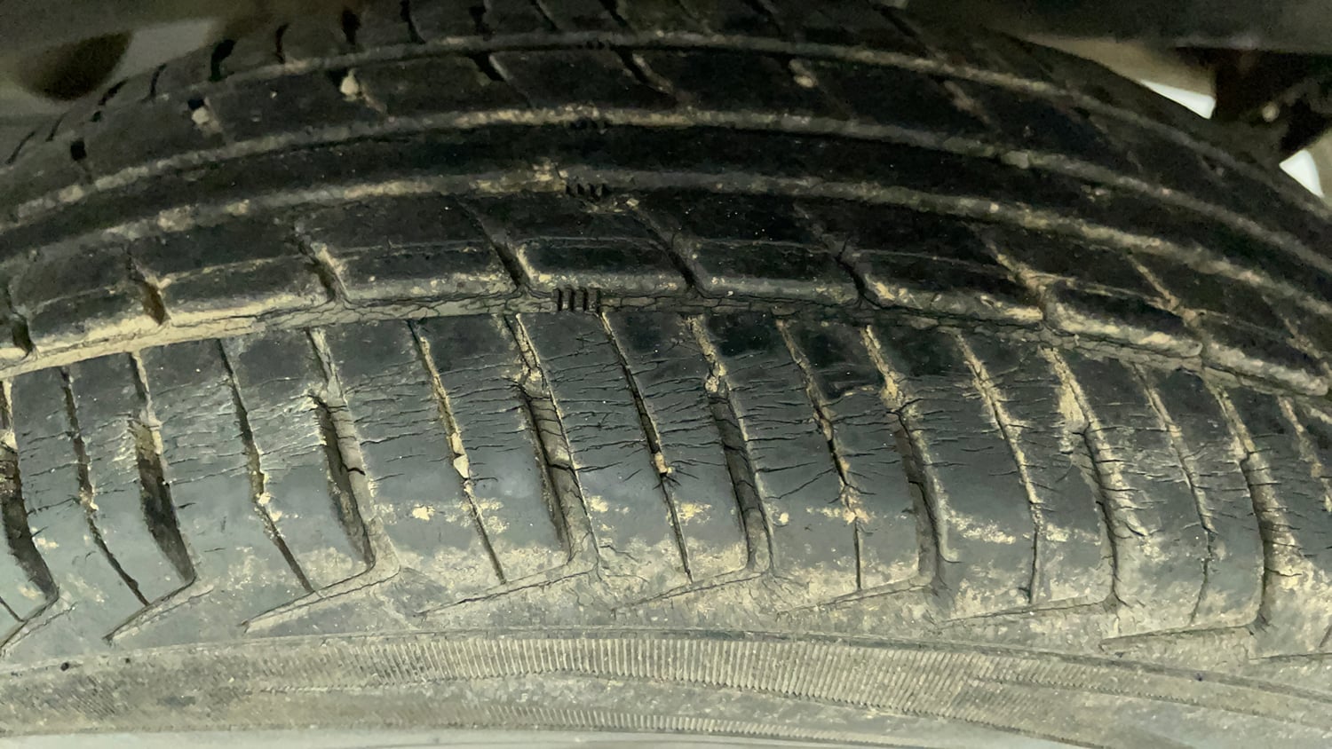 Used 2018 Renault Kwid 1.0 RXL Petrol Manual tyres LEFT REAR TYRE TREAD VIEW