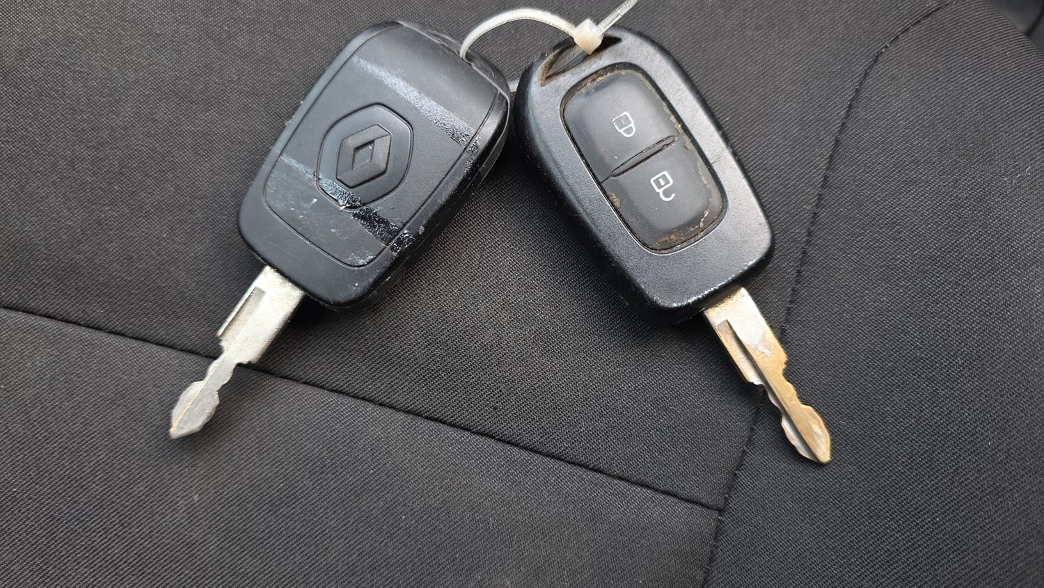 Used 2017 Renault Kwid 1.0 RXT Opt Petrol Manual extra CAR KEY VIEW