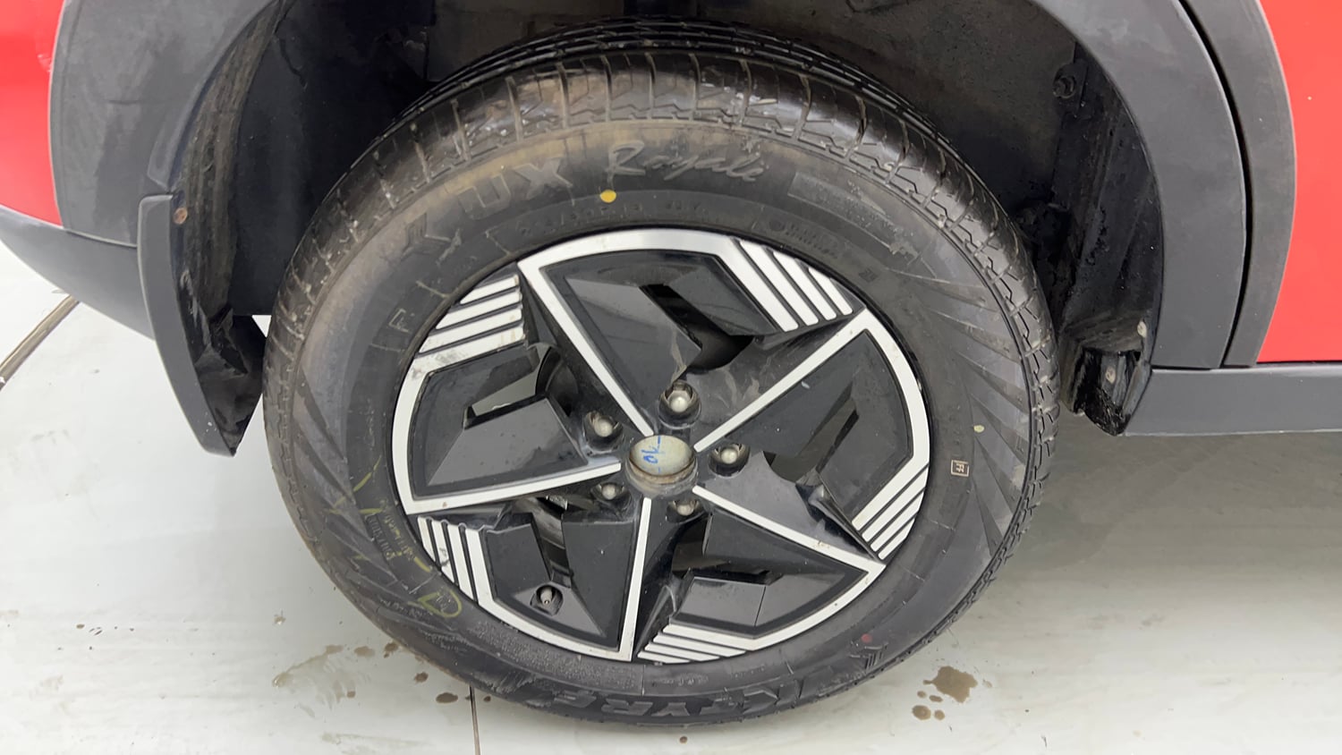 Used 2026 Tata Nexon Fearless Plus S 1.2 Revotron Petrol 7DCA DT Petrol Automatic tyres RIGHT REAR TYRE RIM VIEW