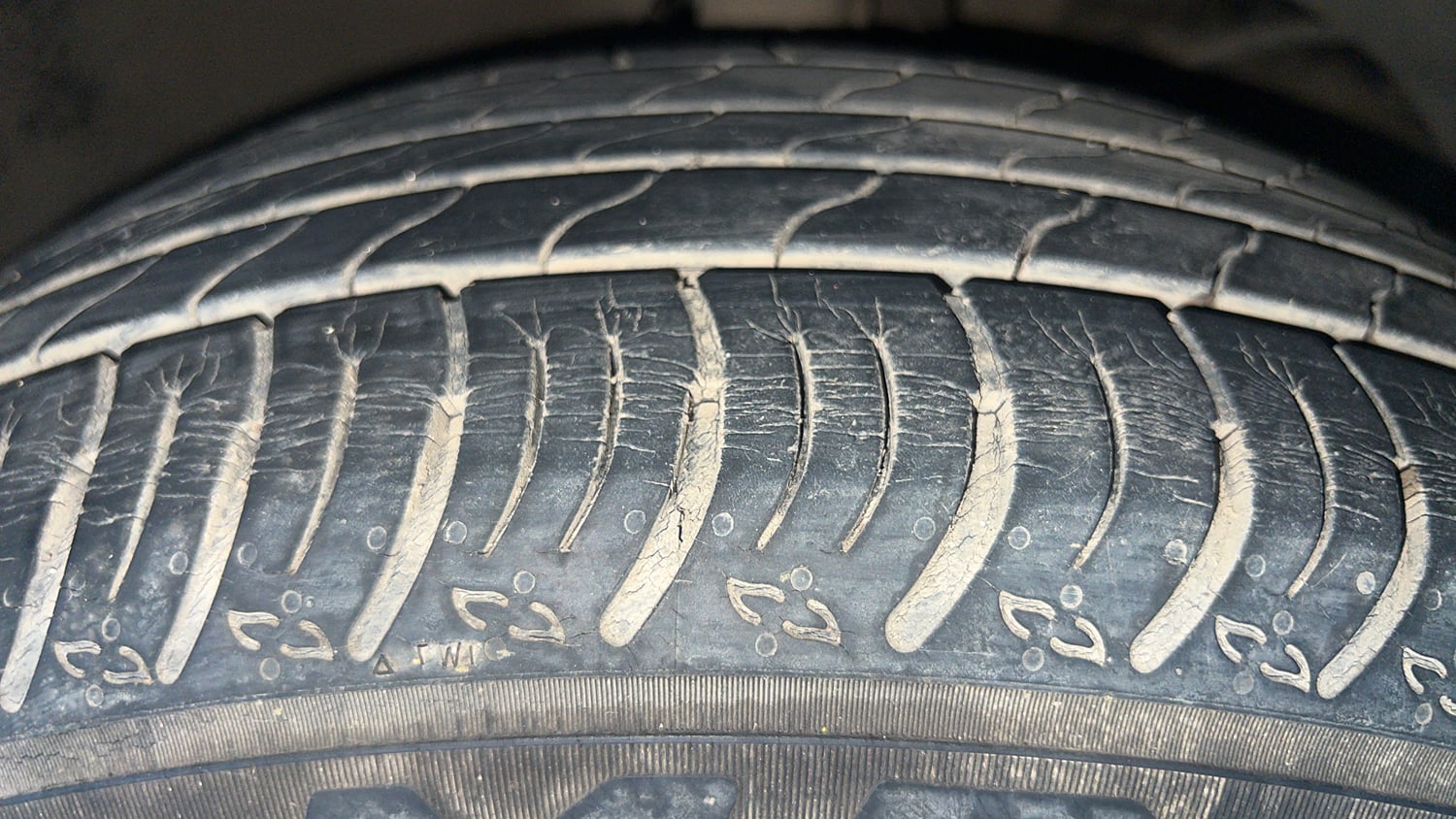 Used 2022 Maruti Suzuki XL6 Alpha Plus AT Petrol Petrol Automatic tyres RIGHT FRONT TYRE TREAD VIEW