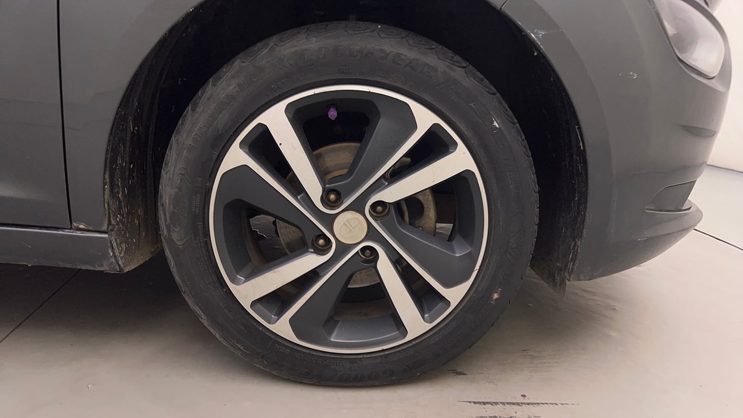 Used 2022 Tata Altroz XZ Plus Diesel Diesel Manual tyres RIGHT FRONT TYRE RIM VIEW