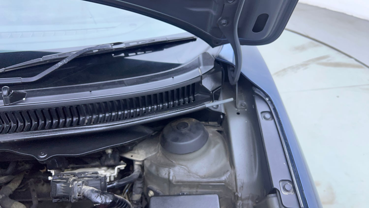Used 2018 Maruti Suzuki Baleno Alpha 1.2 Petrol Manual engine ENGINE LEFT SIDE HINGE & APRON VIEW