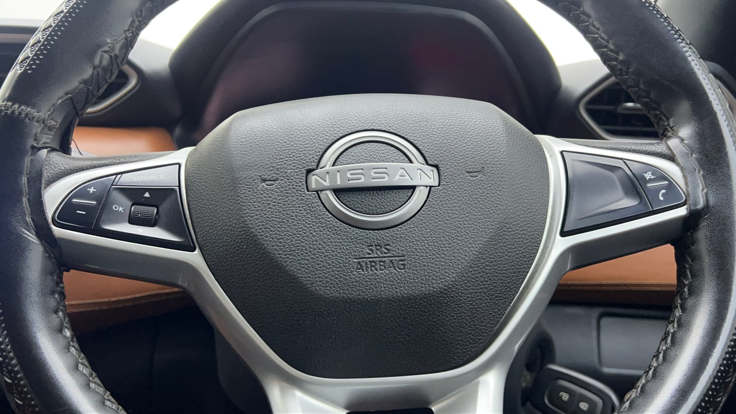 Used 2021 Nissan Magnite XL Petrol Manual top_features Steering mounted controls