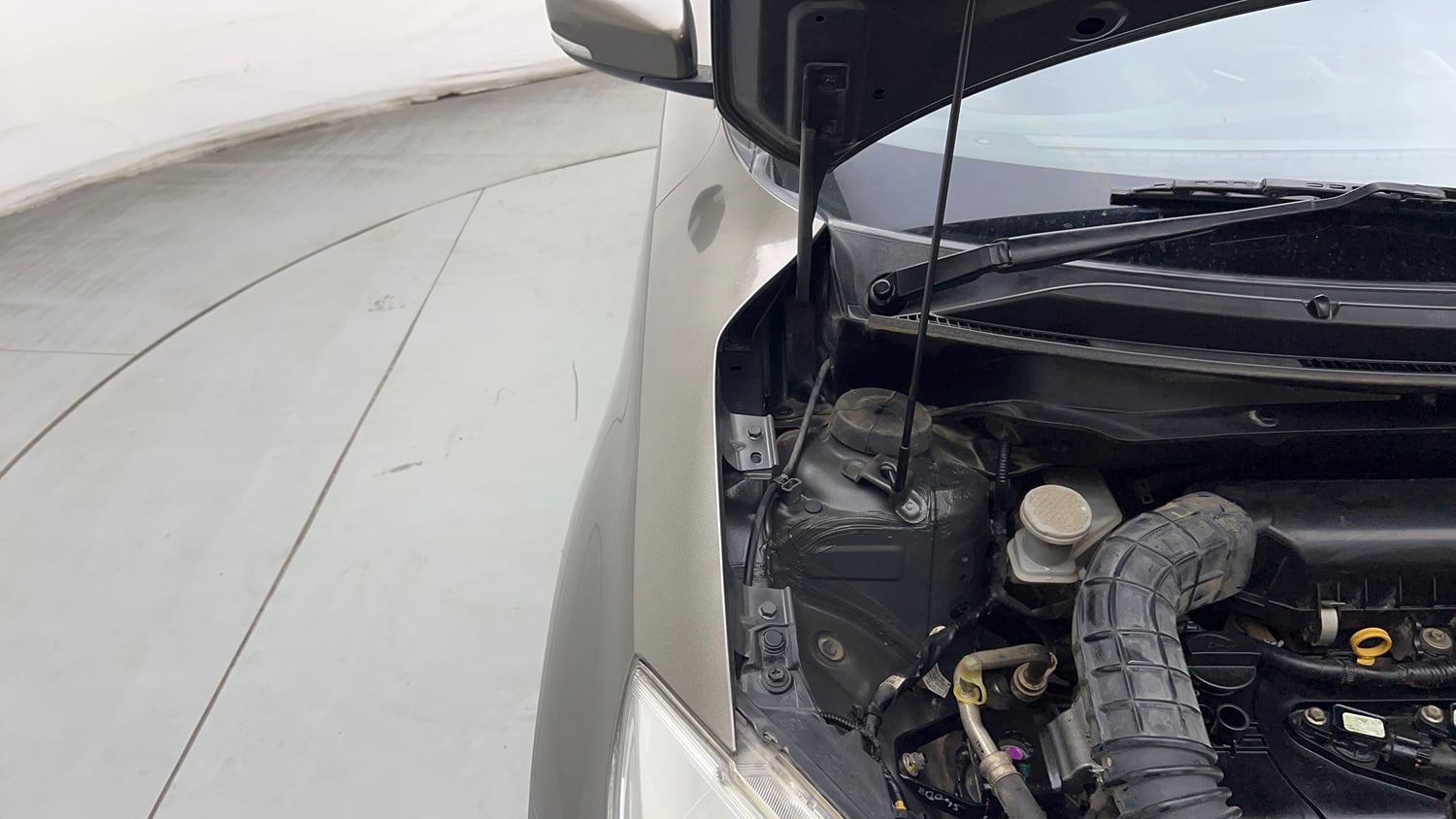 Used 2019 Maruti Suzuki Swift ZXi AMT Petrol Automatic engine ENGINE RIGHT SIDE HINGE & APRON VIEW