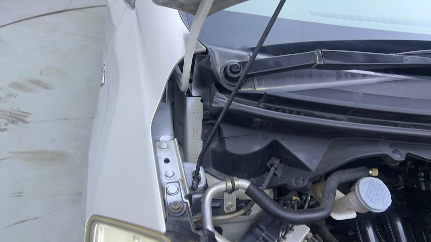Used 2018 Maruti Suzuki Ertiga ZXI+ Petrol Manual engine ENGINE RIGHT SIDE HINGE & APRON VIEW