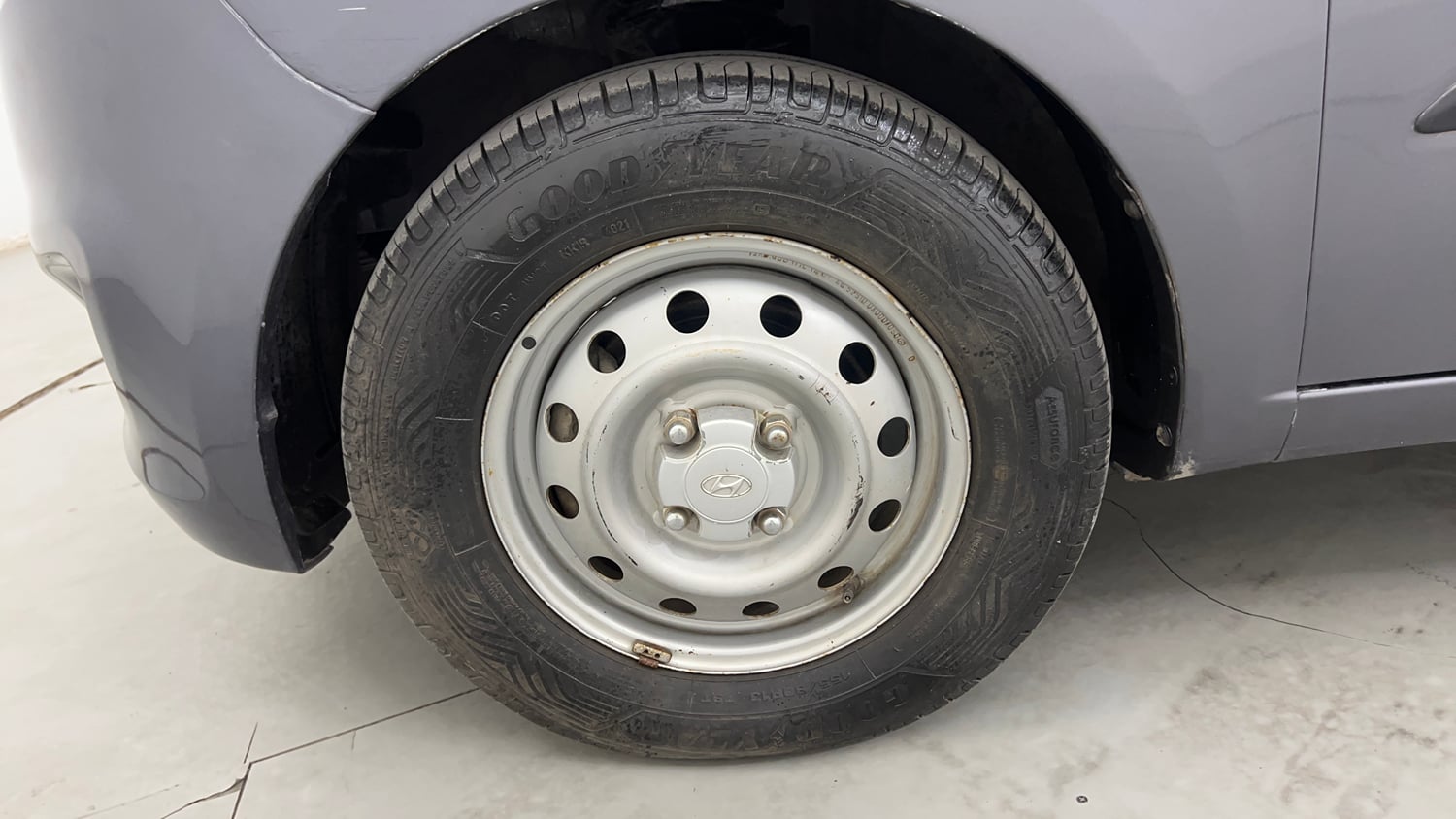 Used 2015 Hyundai i10 Magna 1.1 iRDE2 Petrol Manual tyres LEFT FRONT TYRE RIM VIEW