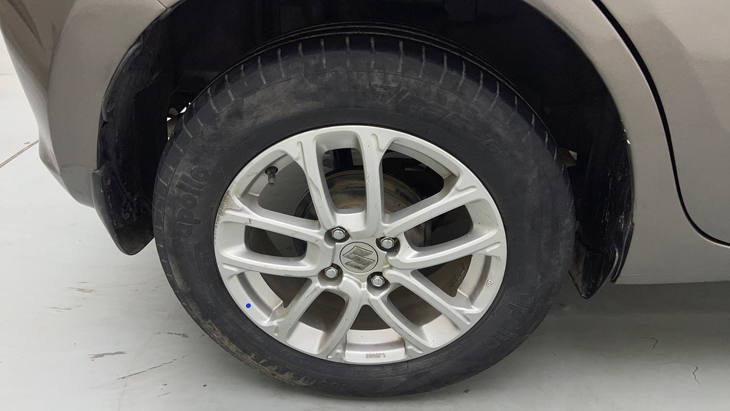 Used 2019 Maruti Suzuki Swift ZXi AMT Petrol Automatic tyres RIGHT REAR TYRE RIM VIEW