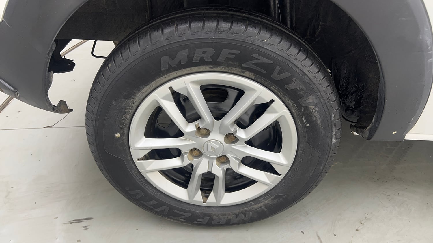 Used 2020 Renault Triber RXL Petrol Manual tyres RIGHT REAR TYRE RIM VIEW