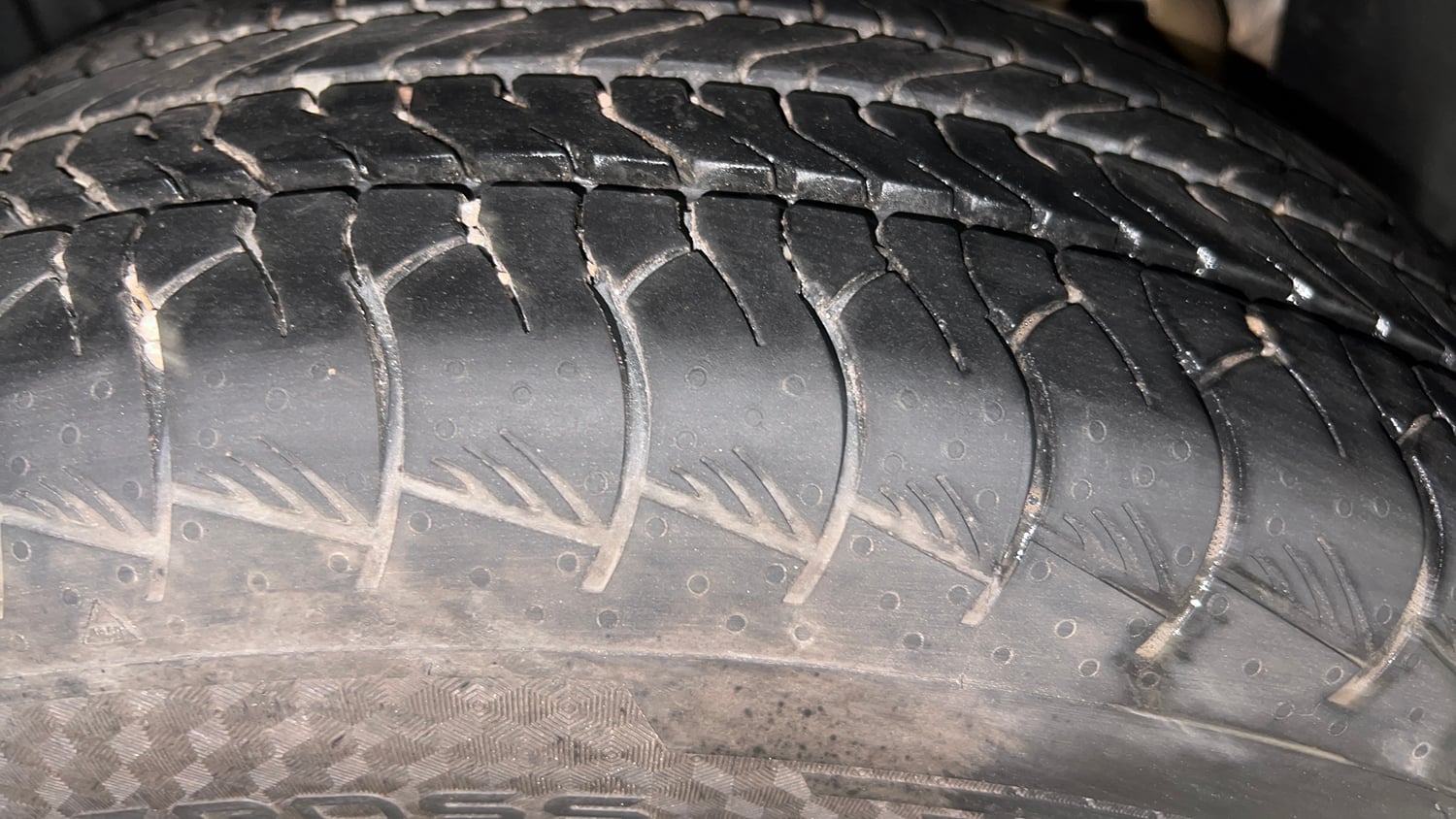 Used 2026 Mahindra XUV 3XO AX5 1.2 Petrol AT Petrol Automatic tyres RIGHT REAR TYRE TREAD VIEW