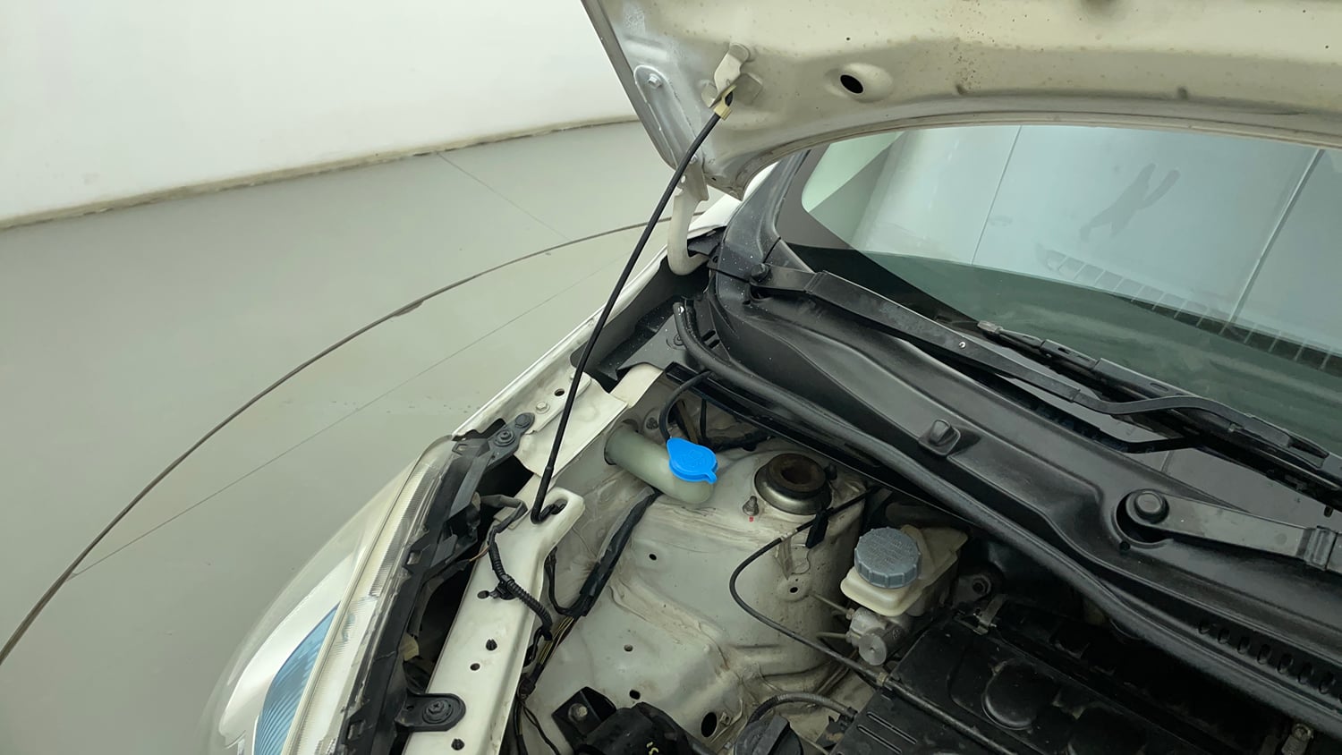 Used 2016 Maruti Suzuki Wagon R VXI Petrol Manual engine ENGINE RIGHT SIDE HINGE & APRON VIEW