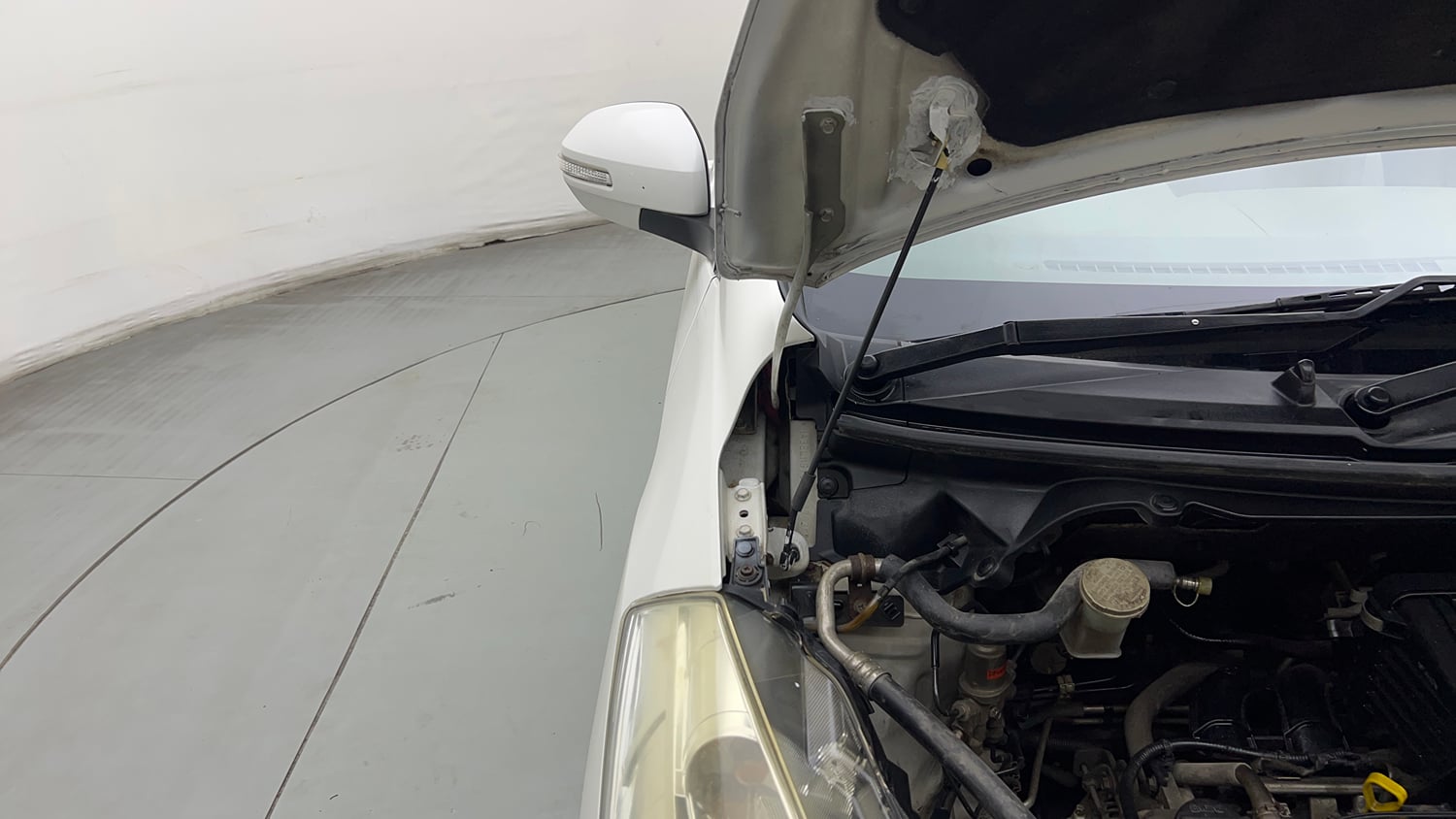Used 2013 Maruti Suzuki Ertiga Vxi Petrol Manual engine ENGINE RIGHT SIDE HINGE & APRON VIEW