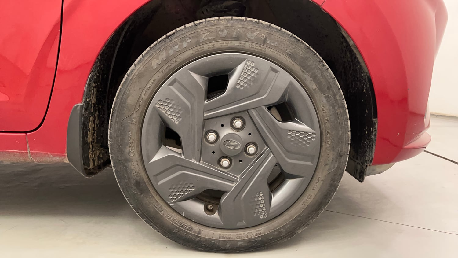 Used 2021 Hyundai Aura S 1.2 AMT Petrol Petrol Automatic tyres RIGHT FRONT TYRE RIM VIEW