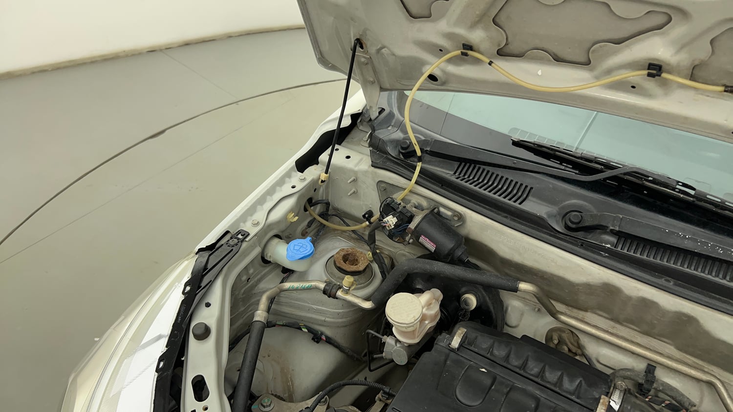 Used 2015 Maruti Suzuki Alto K10 VXi Petrol Manual engine ENGINE RIGHT SIDE HINGE & APRON VIEW
