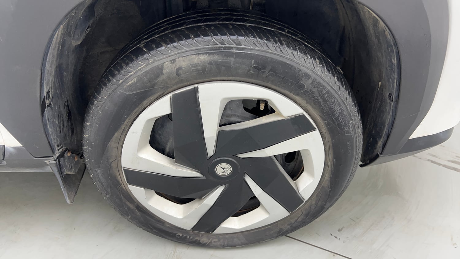 Used 2021 Nissan Magnite XL Petrol Manual tyres RIGHT FRONT TYRE RIM VIEW