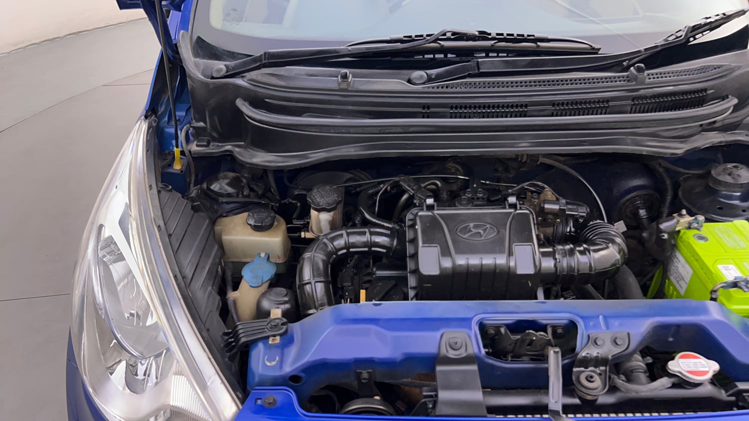 Used 2014 Hyundai Eon Magna + Petrol Manual engine ENGINE RIGHT SIDE HINGE & APRON VIEW