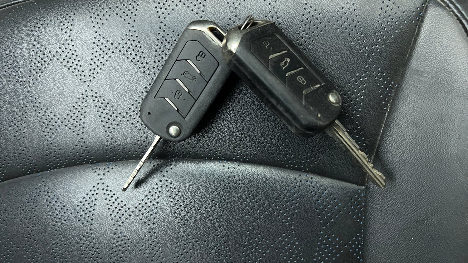 Used 2023 Mahindra XUV400 EL 5S Electric Automatic extra CAR KEY VIEW