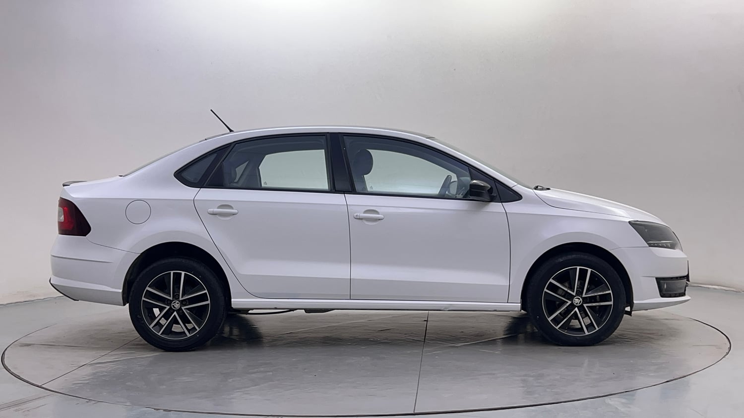 Used 2018 Skoda Rapid Style 1.6 MPI AT Petrol Automatic exterior RIGHT SIDE VIEW