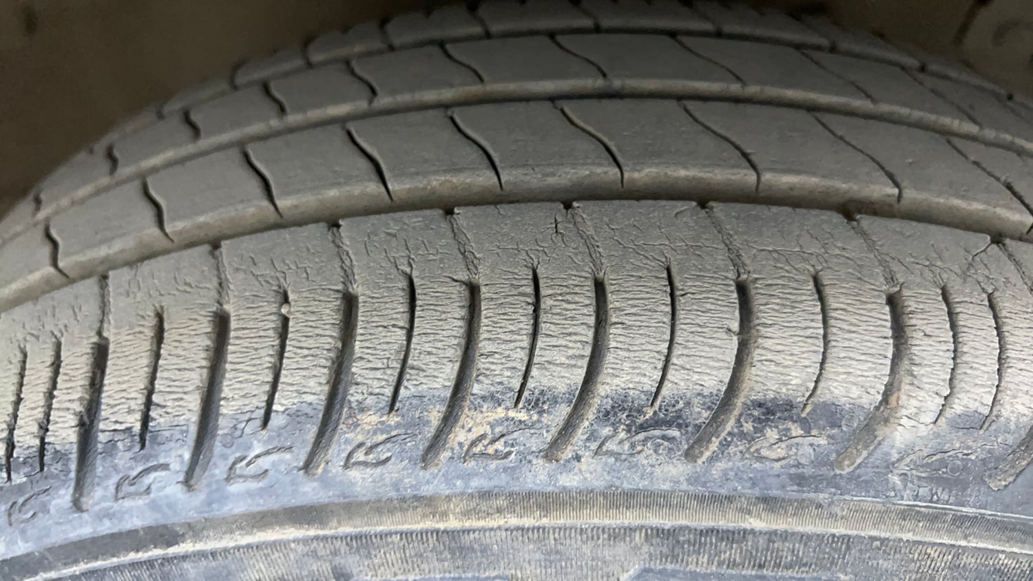 Used 2015 Maruti Suzuki Swift ZXi Petrol Manual tyres RIGHT FRONT TYRE TREAD VIEW