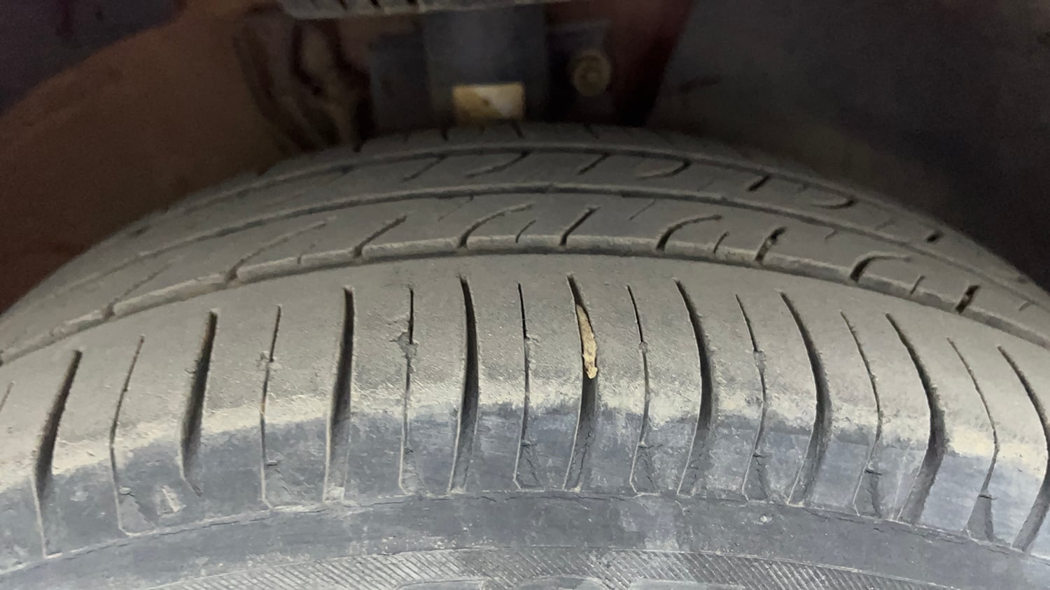 Used 2016 Volkswagen Polo Comfortline 1.2L (P) Petrol Manual tyres RIGHT FRONT TYRE TREAD VIEW