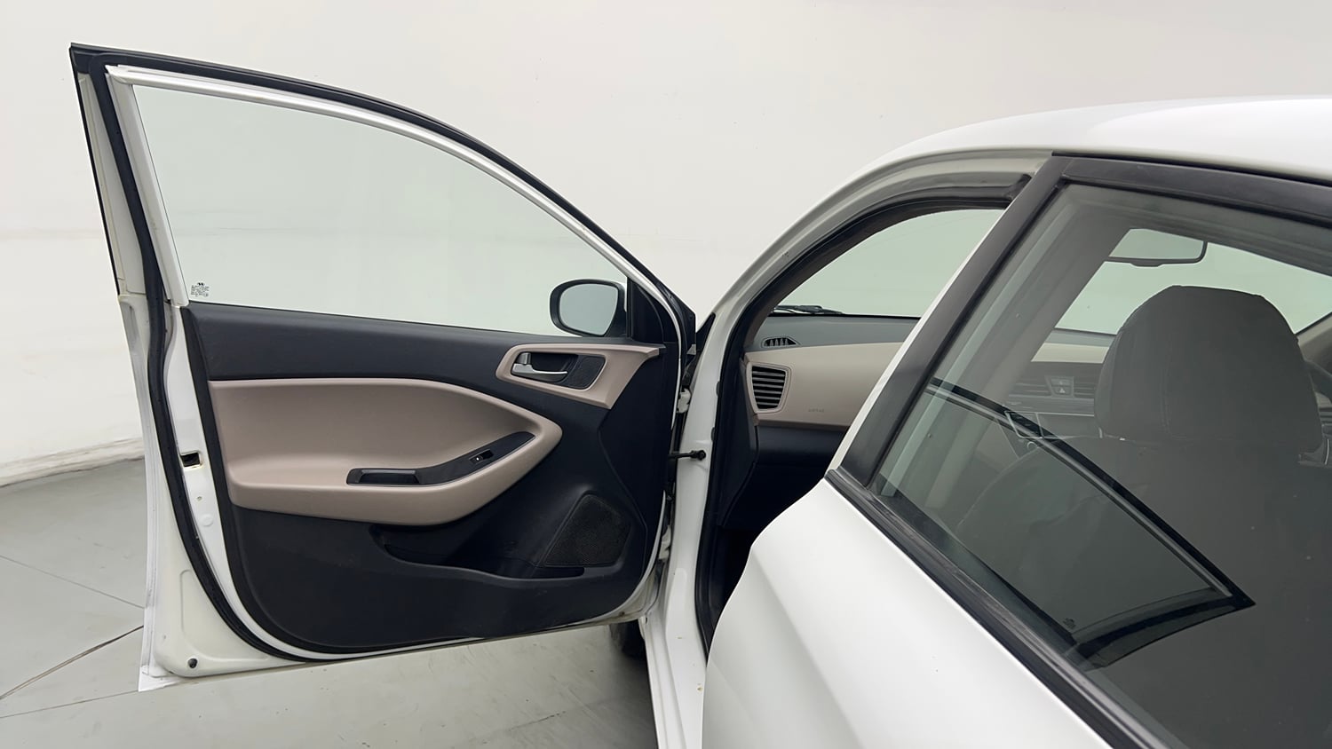 Used 2016 Hyundai Elite i20 Sportz 1.2 Petrol Manual interior LEFT FRONT DOOR OPEN VIEW