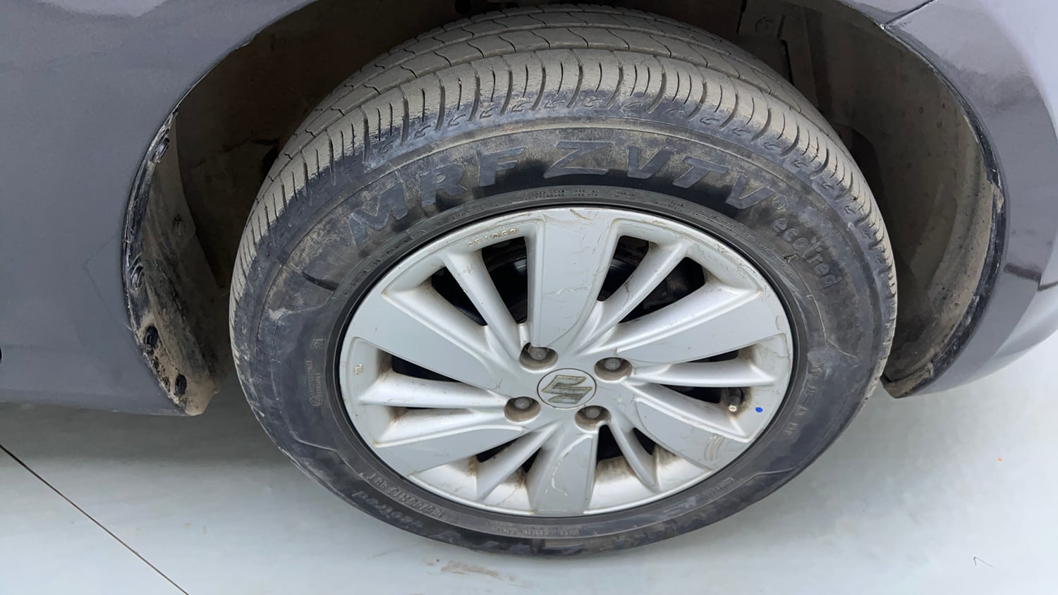 Used 2015 Maruti Suzuki Swift ZXi Petrol Manual tyres RIGHT FRONT TYRE RIM VIEW