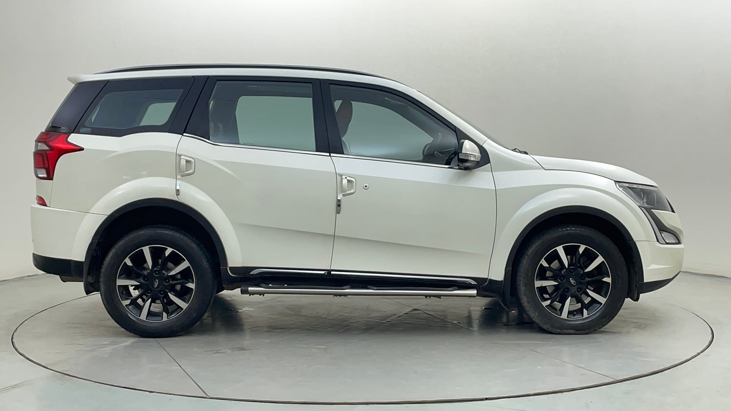 Used 2019 Mahindra XUV500 W11 Diesel Manual exterior RIGHT SIDE VIEW