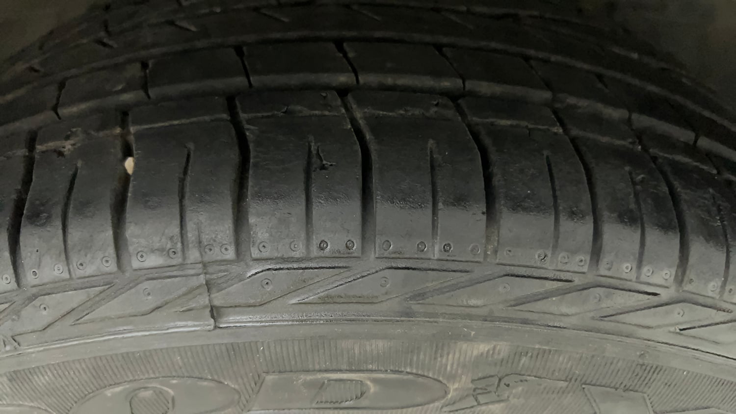 Used 2022 Tata Nexon XZA Plus (Premium) Petrol Automatic tyres RIGHT FRONT TYRE TREAD VIEW