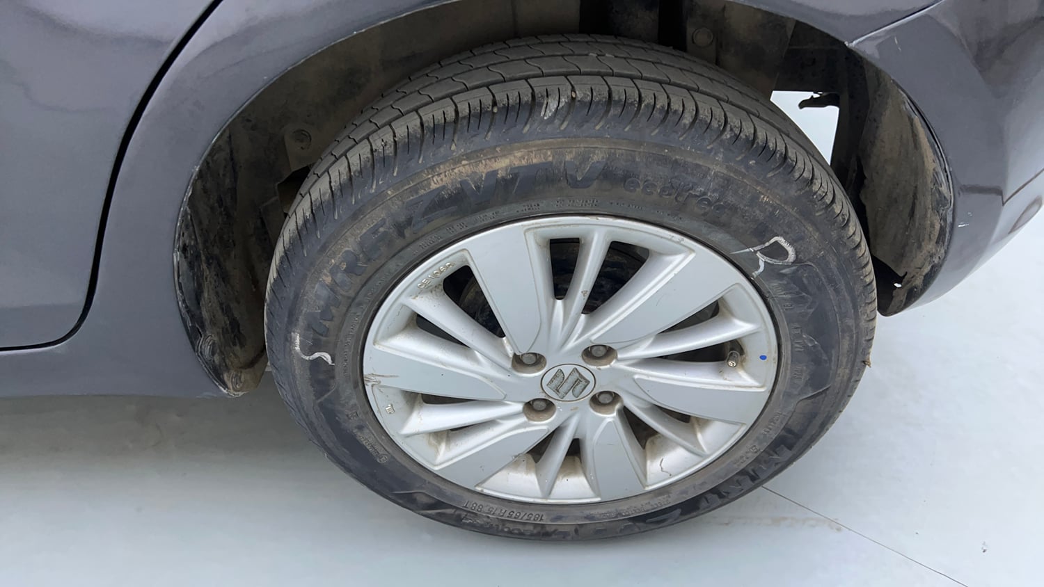 Used 2015 Maruti Suzuki Swift ZXi Petrol Manual tyres LEFT REAR TYRE RIM VIEW