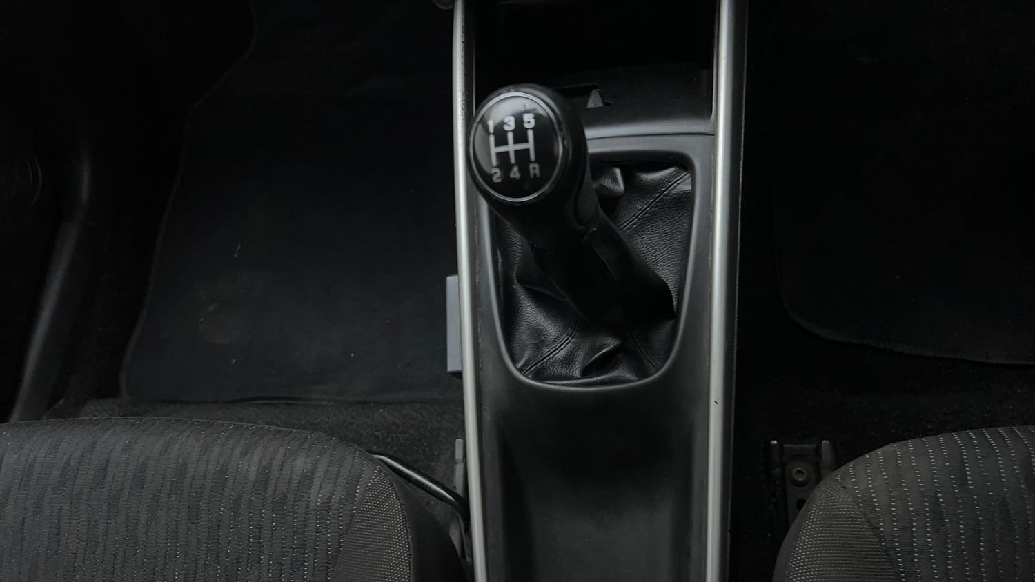 Used 2019 Maruti Suzuki Baleno Delta 1.2 Petrol Manual interior GEAR  KNOB VIEW
