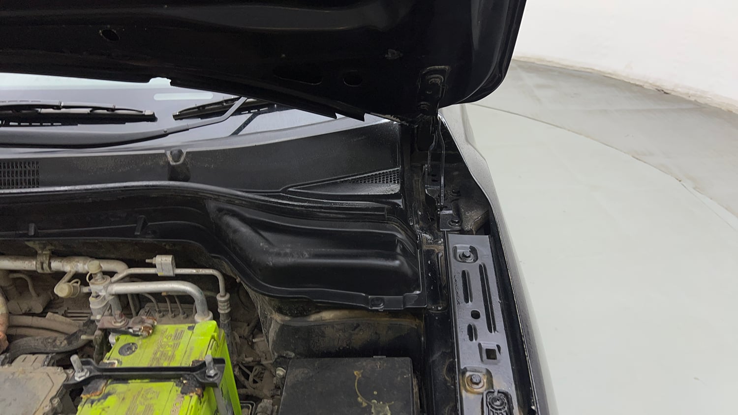 Used 2023 Mahindra XUV400 EL 5S Electric Automatic engine ENGINE LEFT SIDE HINGE & APRON VIEW