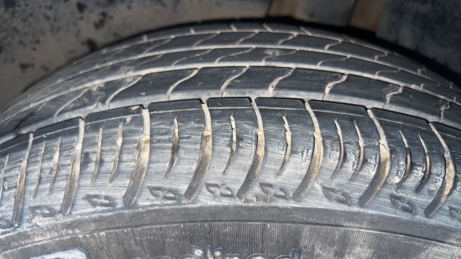 Used 2022 Maruti Suzuki XL6 Alpha Plus AT Petrol Petrol Automatic tyres LEFT REAR TYRE TREAD VIEW