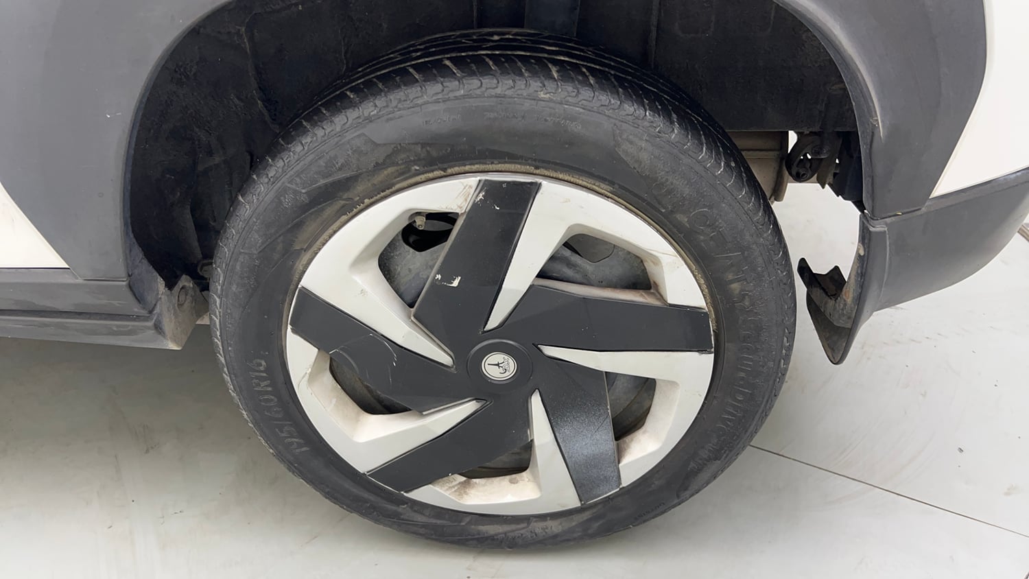 Used 2021 Nissan Magnite XL Petrol Manual tyres LEFT REAR TYRE RIM VIEW