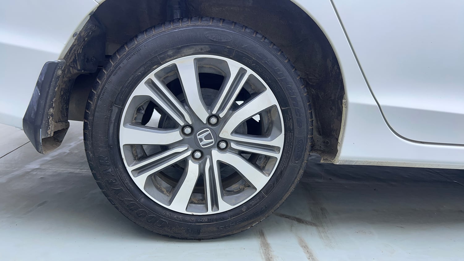 Used 2019 Honda City V CVT Petrol Petrol Automatic tyres RIGHT REAR TYRE RIM VIEW