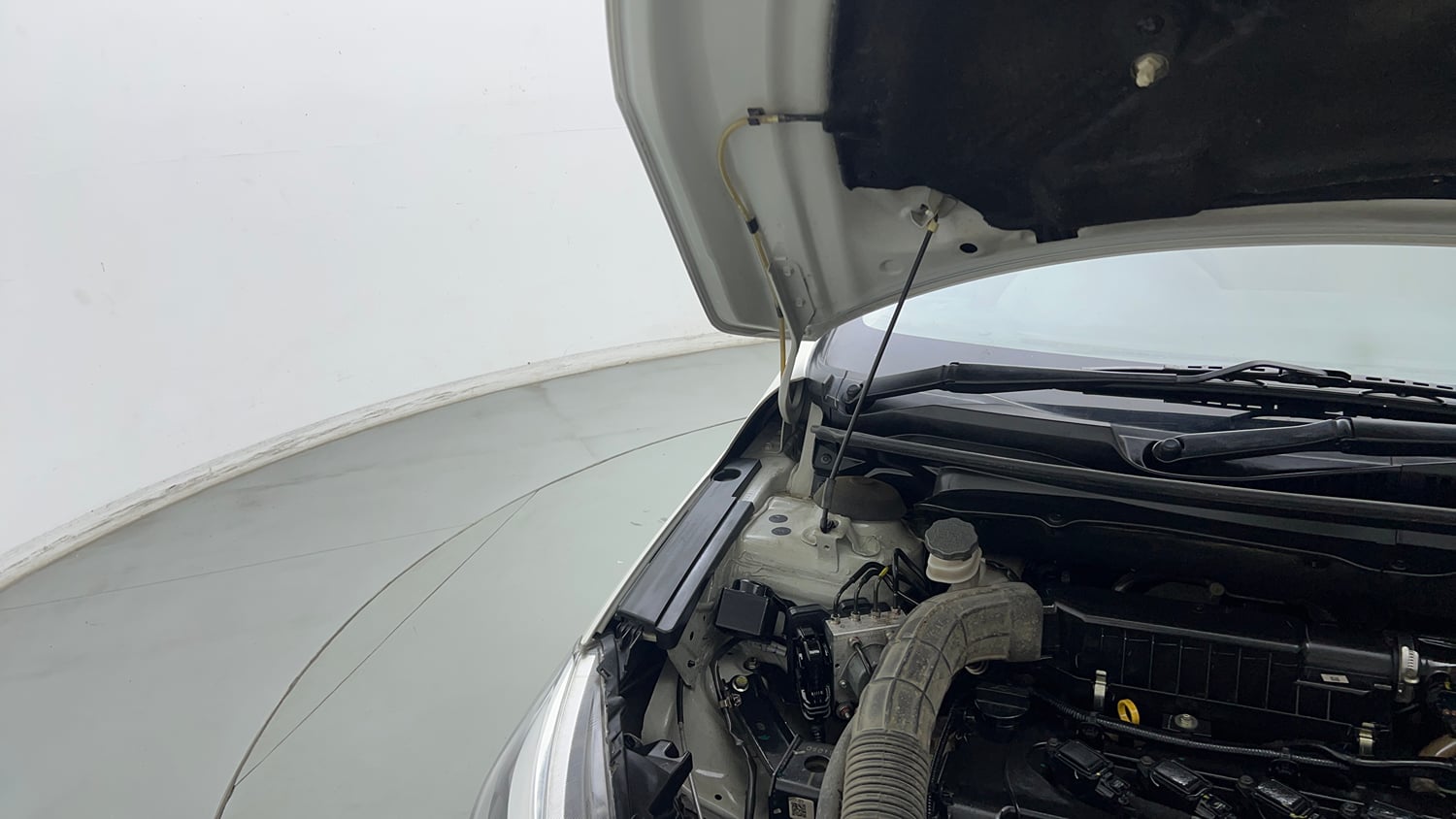 Used 2022 Maruti Suzuki Ciaz Alpha 1.5 AT Petrol Automatic engine ENGINE RIGHT SIDE HINGE & APRON VIEW