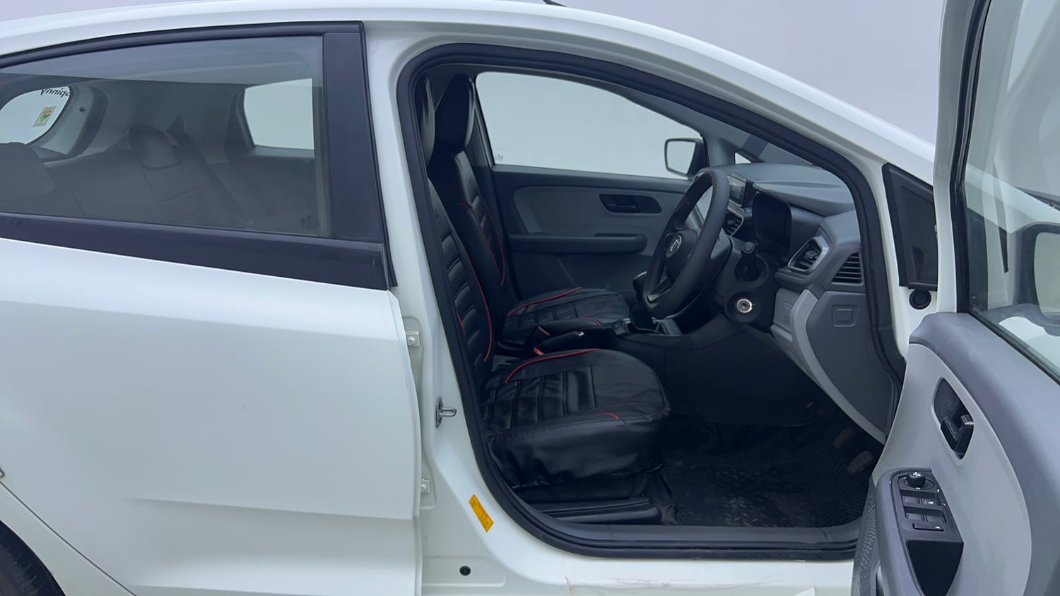 Used 2021 Tata Altroz XM Petrol Petrol Manual interior RIGHT SIDE FRONT DOOR CABIN VIEW
