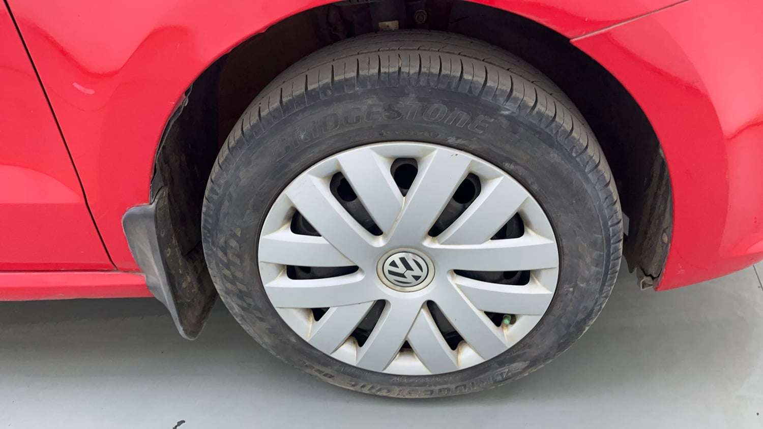 Used 2016 Volkswagen Polo Comfortline 1.2L (P) Petrol Manual tyres RIGHT FRONT TYRE RIM VIEW