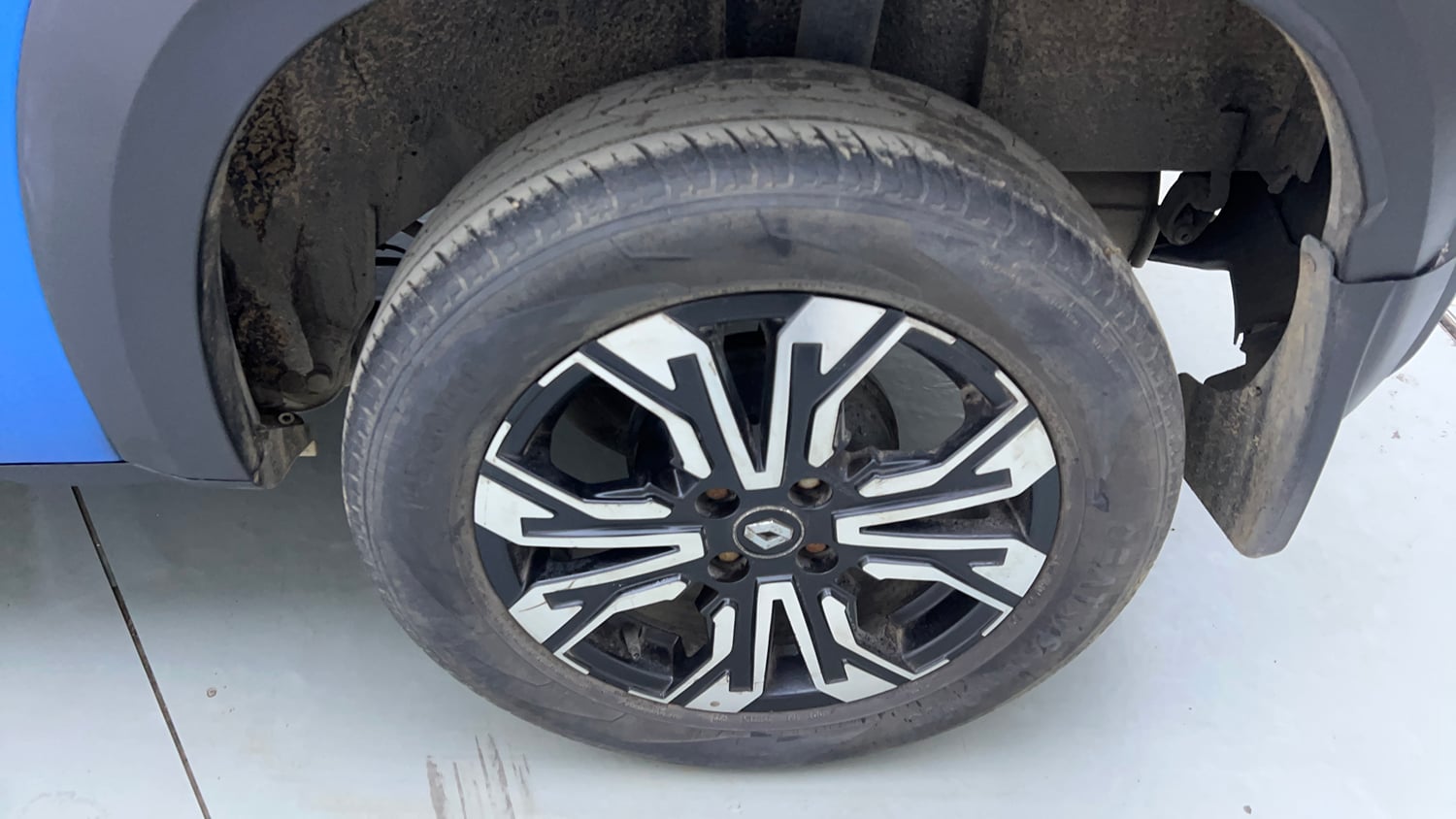 Used 2022 Renault Kiger RXZ AMT Petrol Automatic tyres LEFT REAR TYRE RIM VIEW