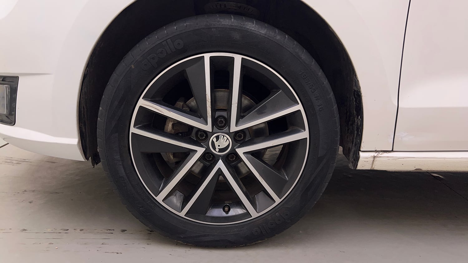 Used 2018 Skoda Rapid Style 1.6 MPI AT Petrol Automatic tyres LEFT FRONT TYRE RIM VIEW