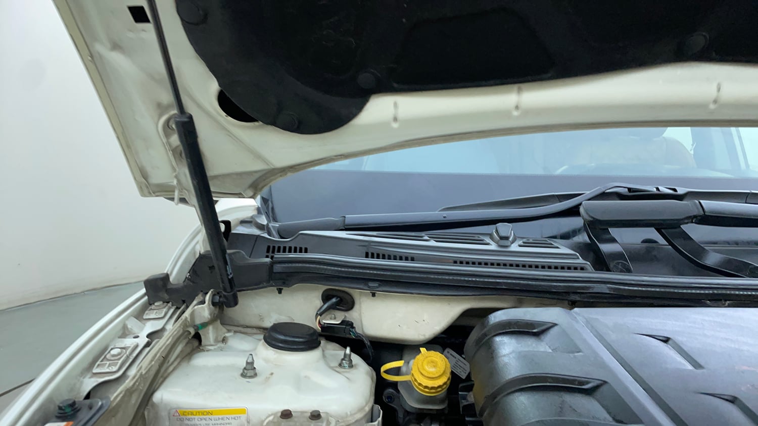 Used 2019 Mahindra XUV500 W11 Diesel Manual engine ENGINE RIGHT SIDE HINGE & APRON VIEW