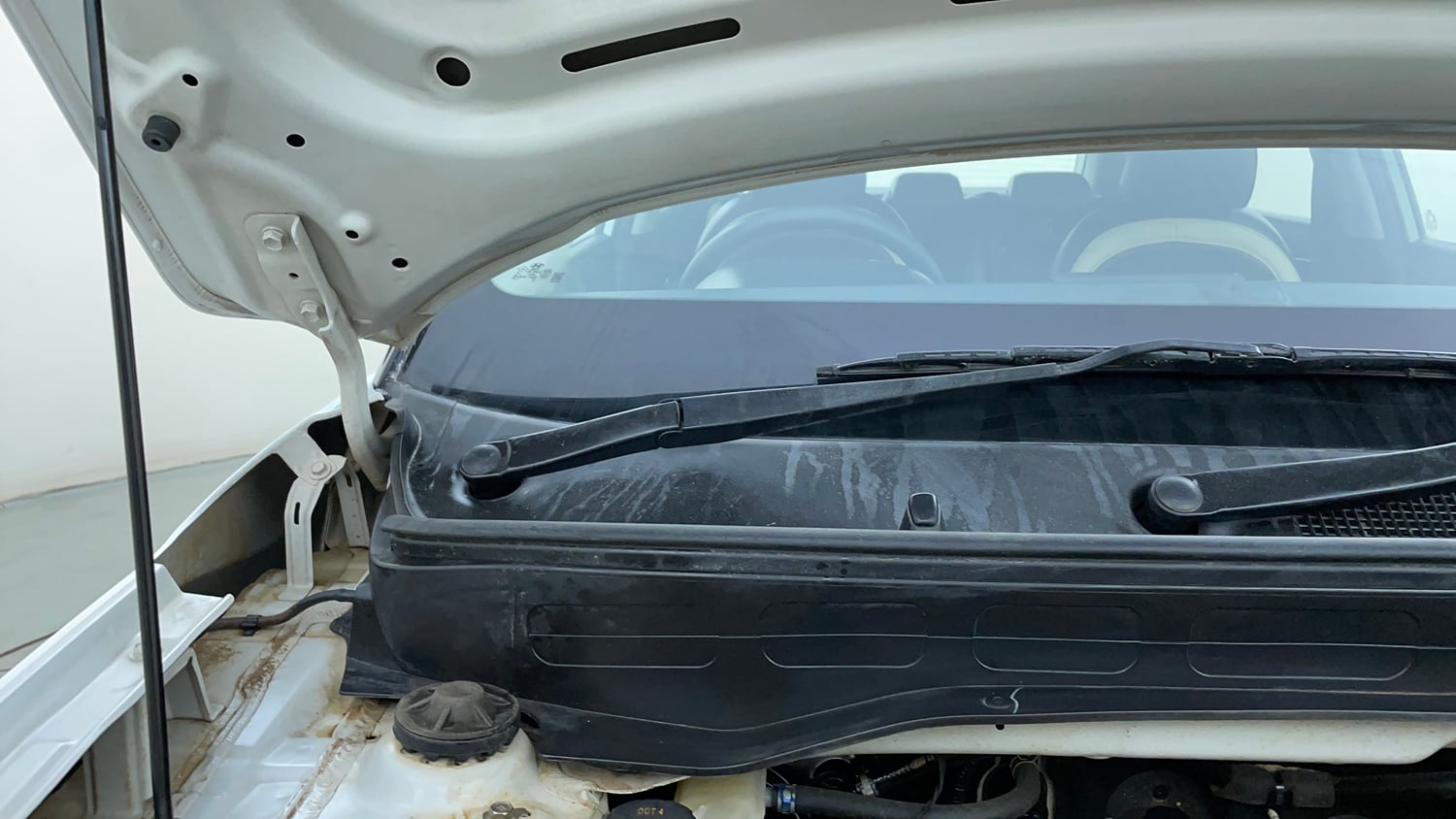 Used 2024 Hyundai Venue S (O) Plus 1.2 Petrol Petrol Manual engine ENGINE RIGHT SIDE HINGE & APRON VIEW