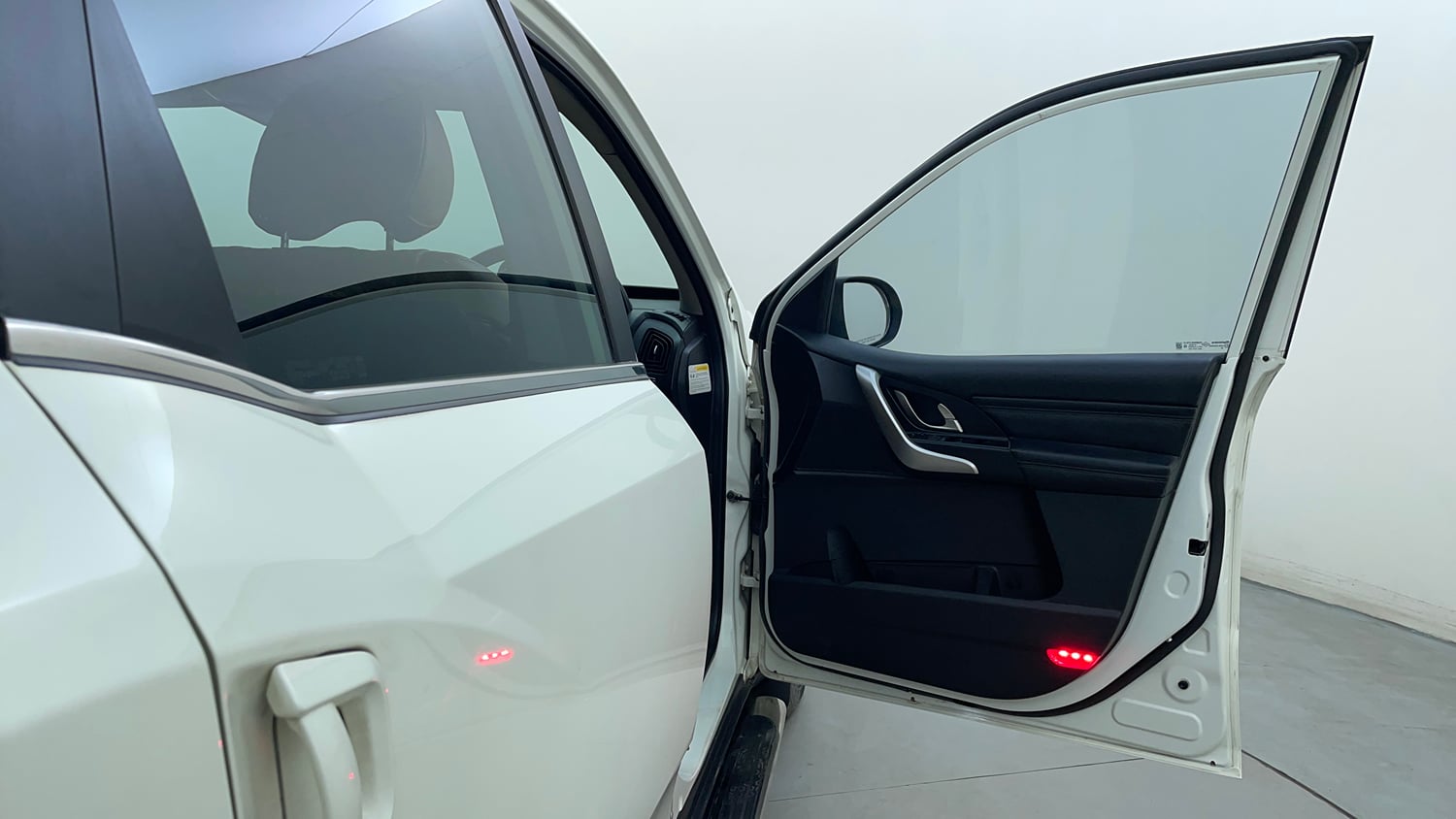 Used 2019 Mahindra XUV500 W11 Diesel Manual interior RIGHT FRONT DOOR OPEN VIEW