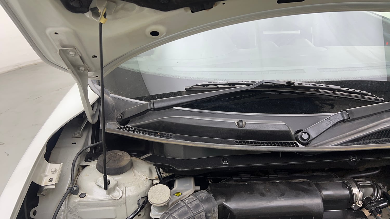 Used 2019 Maruti Suzuki Swift LXi Petrol Manual engine ENGINE RIGHT SIDE HINGE & APRON VIEW