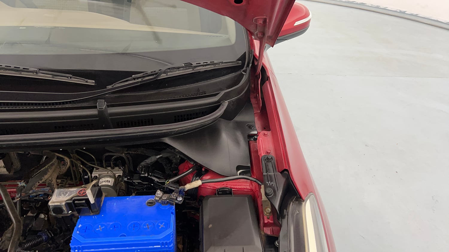 Used 2019 Hyundai Elite i20 Asta 1.2 Petrol Manual engine ENGINE LEFT SIDE HINGE & APRON VIEW