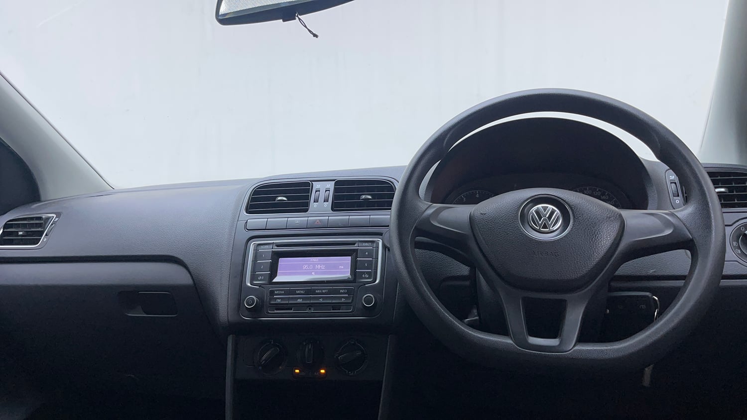Used 2016 Volkswagen Polo Comfortline 1.2L (P) Petrol Manual interior DASHBOARD VIEW