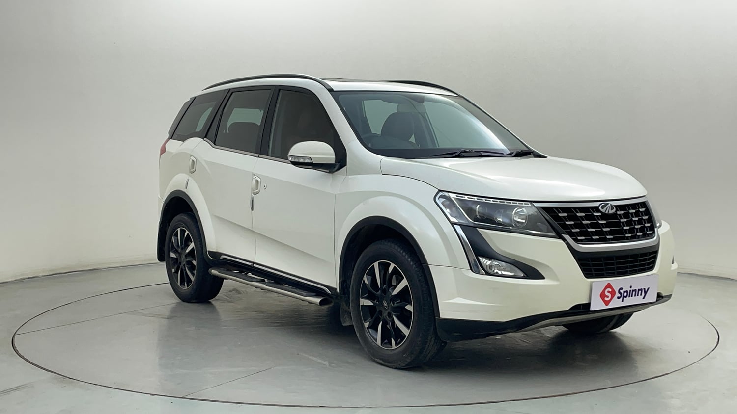 Used 2019 Mahindra XUV500 W11 Diesel Manual exterior RIGHT FRONT CORNER VIEW