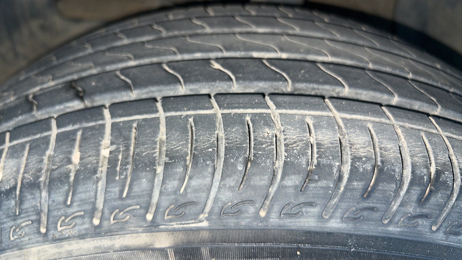 Used 2022 Maruti Suzuki Brezza Vxi AT Petrol Automatic tyres LEFT FRONT TYRE TREAD VIEW