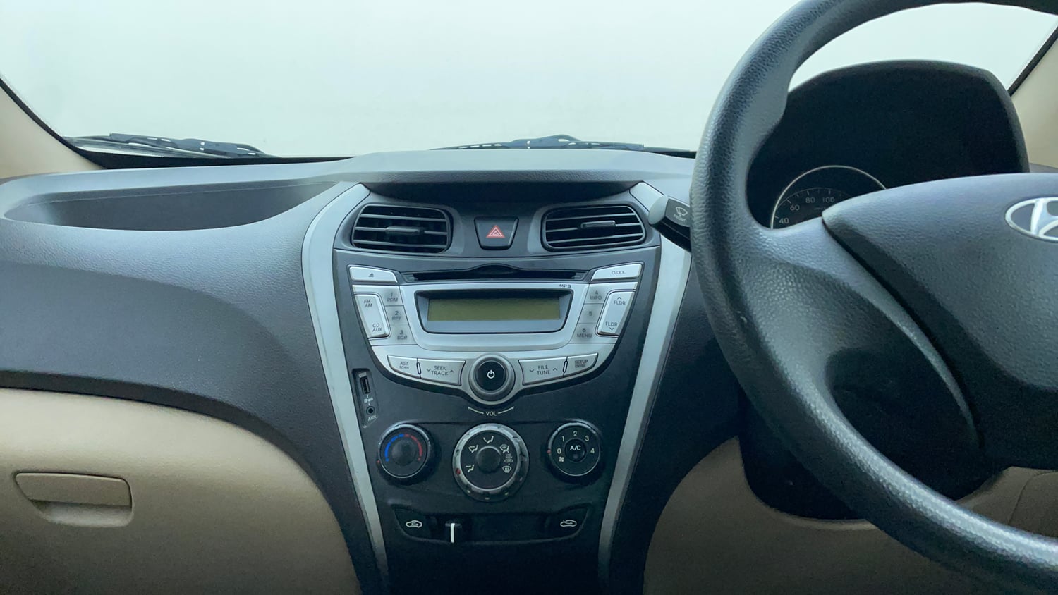 Used 2012 Hyundai Eon Magna + Petrol Manual interior MUSIC SYSTEM & AC CONTROL VIEW