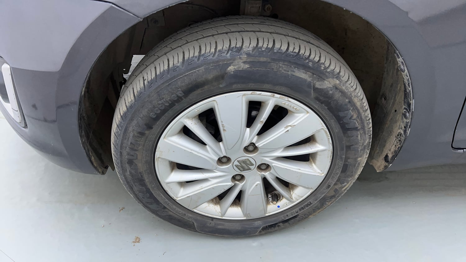 Used 2015 Maruti Suzuki Swift ZXi Petrol Manual tyres LEFT FRONT TYRE RIM VIEW